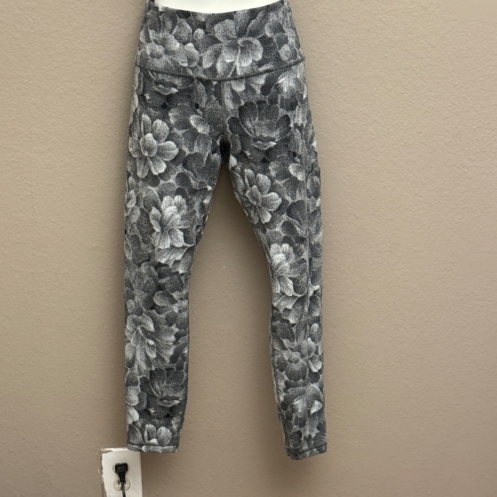 ATHLETA Women's Elation Textured Tight Leggings Sz M